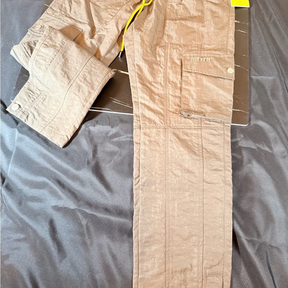 NWT‎ GFTD LA MENS  SZ SM NYLON MINK COLORED WINDBREAKER PANTS. SNAP POCKETS